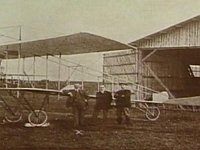 Prvi hrvatski zrakoplov. Pilot Dragutin Novak (prvi zdesna) ispred hangara na uzletištu na Črnomercu 1910. godine